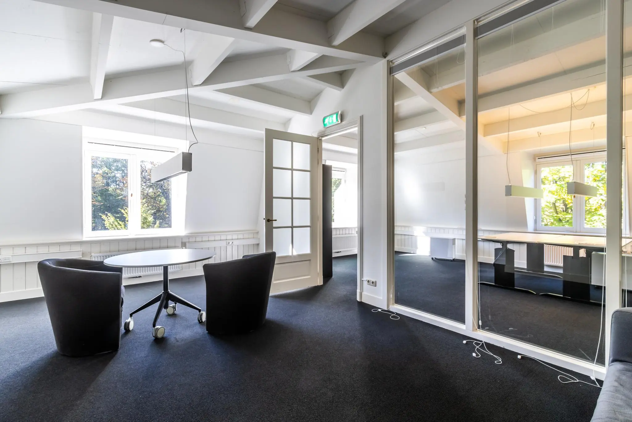 Licht en modern kantoorinterieur aan de Langbroekerdijk met glazen wanden en minimalistische inrichting.